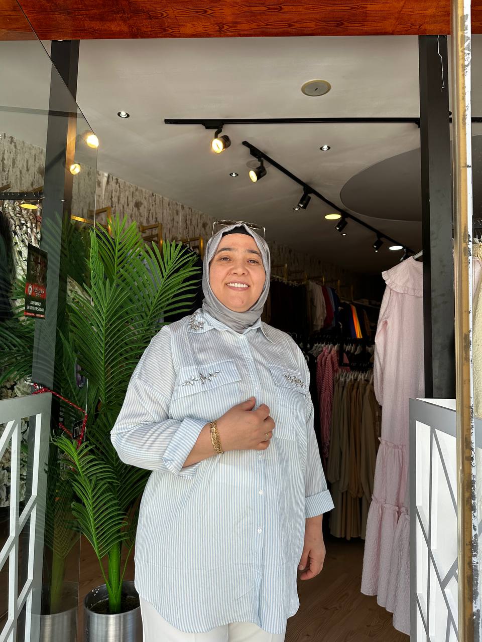 SLN TAŞ DETAYLI ÇİZGİLİ GÖMLEK - MAVİ