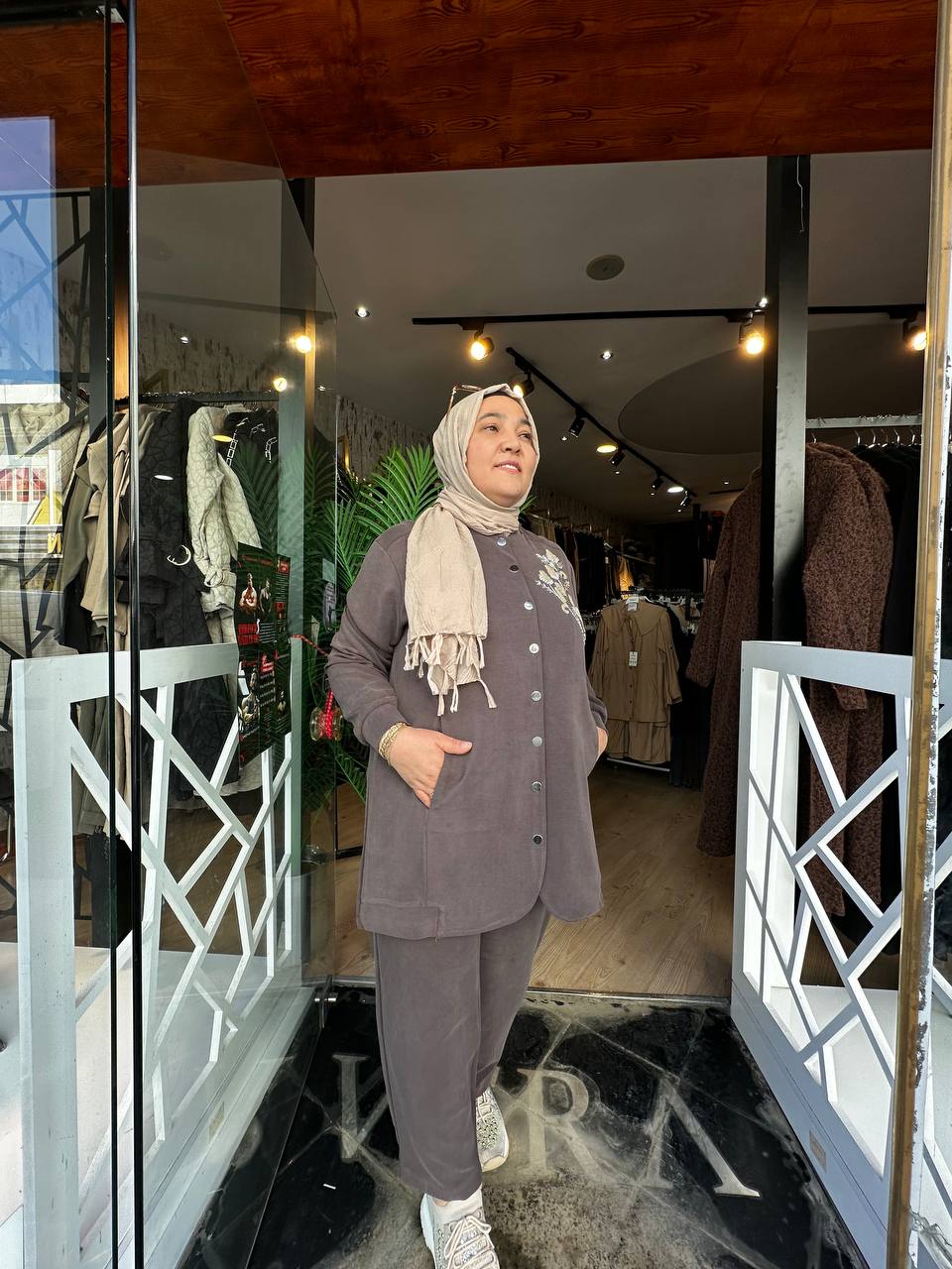 ÇİÇEK NAKIŞLI DÜĞME DETAYLI TAKIM-KAHVERENGİ