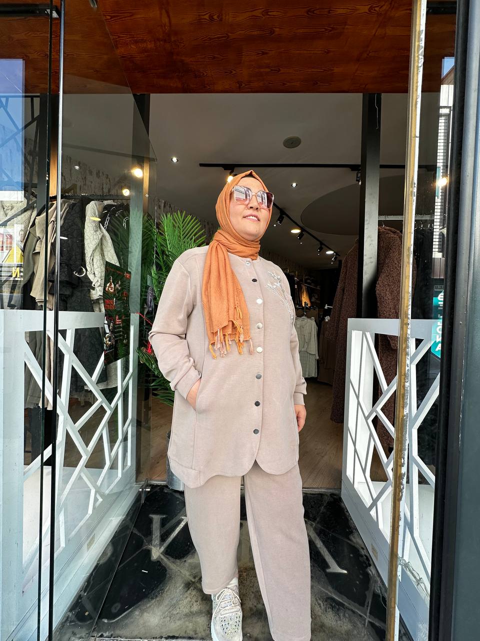 ÇİÇEK NAKIŞLI DÜĞME DETAYLI TAKIM- BEJ